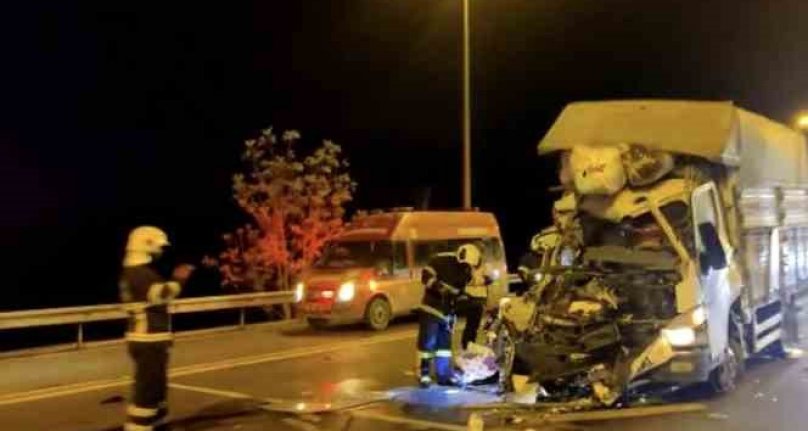 Bursa'da kaza! Yardım malzemesi taşıyan kamyonet TIR'a çarptı