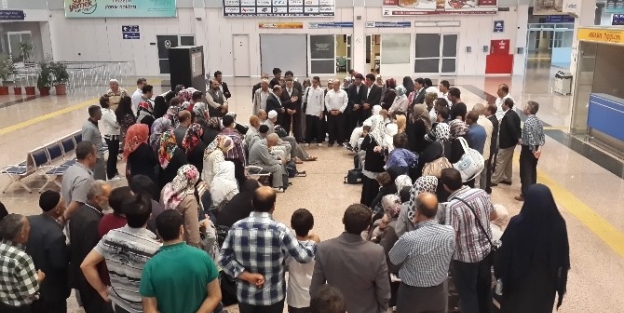 Bu Yılın İlk Hac Kafilesi Erzurum’dan Dualarla Yolcu Edildi