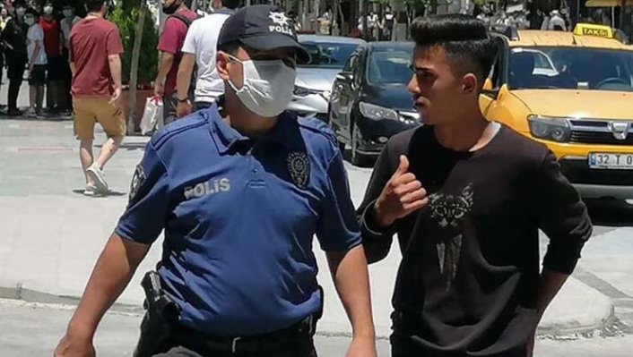 Maskesiz yakalanan genç, "Soyadımı bilmiyorum" diyerek polisi ikna etmeye çalıştı