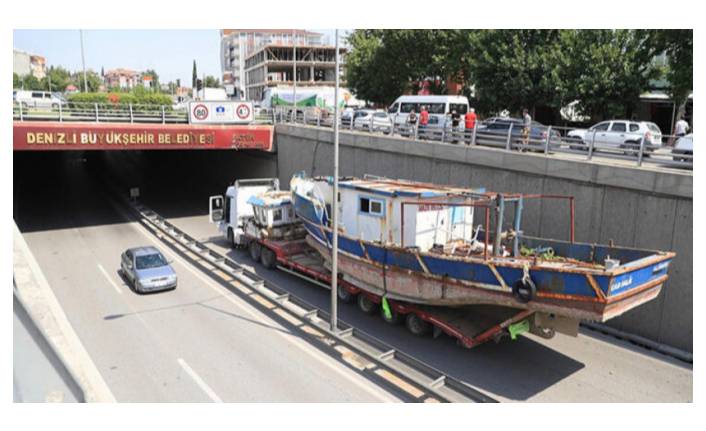 Tekne yüklü TIR, alt geçitten geçemedi! Cezayı yedi