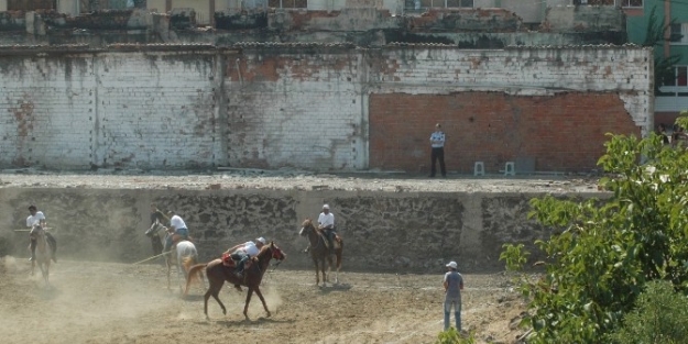 Kula Cirit Müsabakaları İle Şenlendi