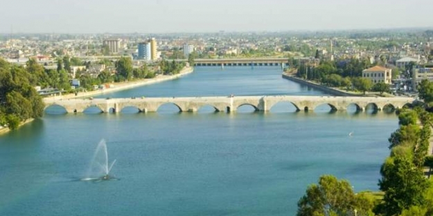 Otomobil nehire uçtu: 2 ölü