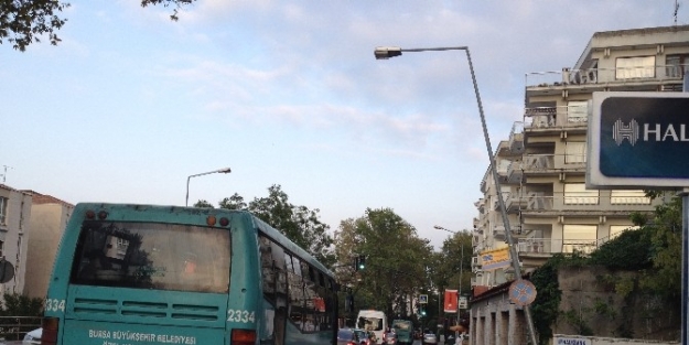 Otobüs Durağındaki Direk Tehlike Saçıyor