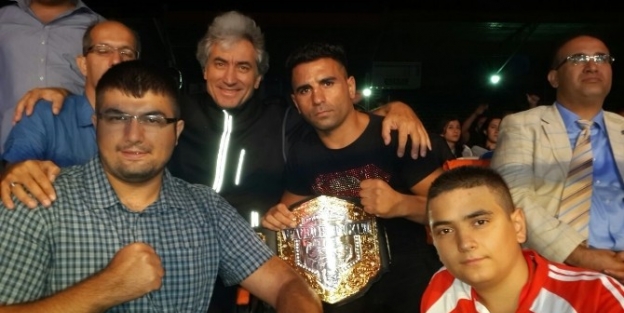 Arü’lü Sporcu Dünya Şampiyonasinda Altın Kemer Kazandı