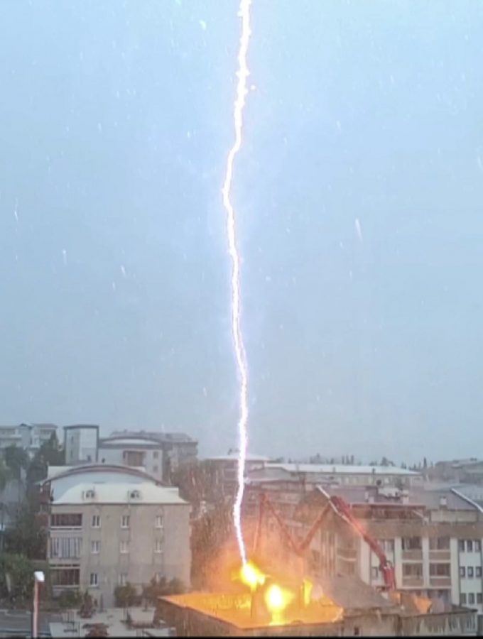 Bursa'da binanın üstüne yıldırım düştü!