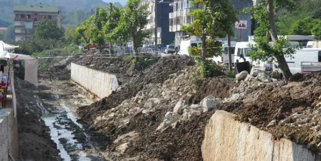 Akçakoca’da İstinat Duvarı Çöktü Maddi Hasar Meydana Geldi