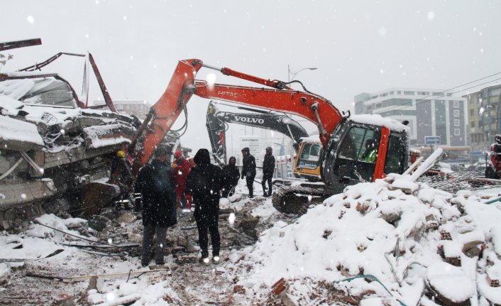 Deprem bölgesinde kar altında zamanla yarış