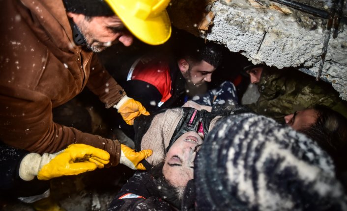 Kahramanmaraş Elbistan'da enkaz altında yaşam mücadelesi