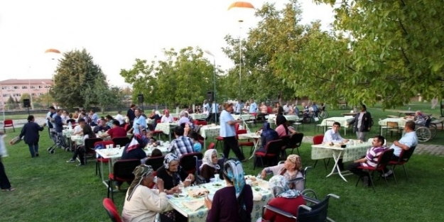 Başkan Şahin, Güçsüzler Yurdu Sakinlerinin Neşesine Ortak Oldu