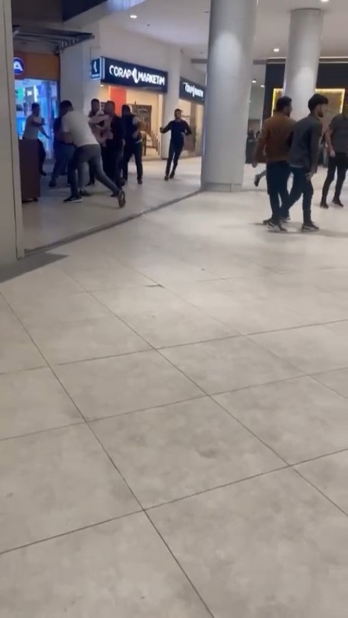 Bursa'da alışveriş merkezinde iki grup birbirine saldırdı
