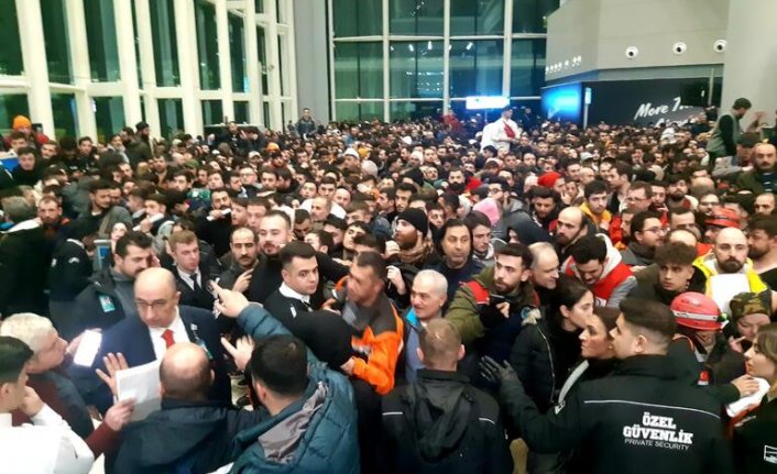 Binlerce yardım gönüllüsü İstanbul Havalimanı'na akın etti