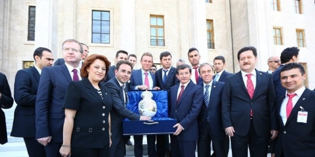 Başbakan Ahmet Davutoğlu’na Çini Vazo