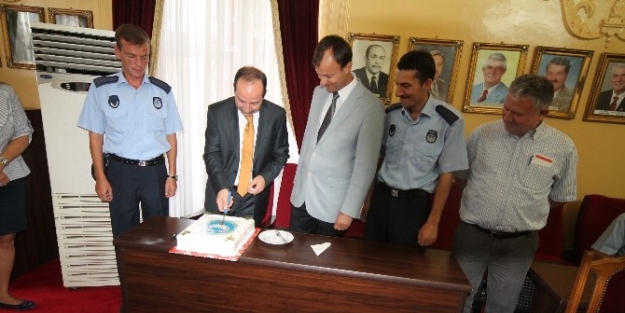 Edirne Belediye Başkanı Gürkan, Zabıta Haftası’nı Pasta Keserek Kutladı