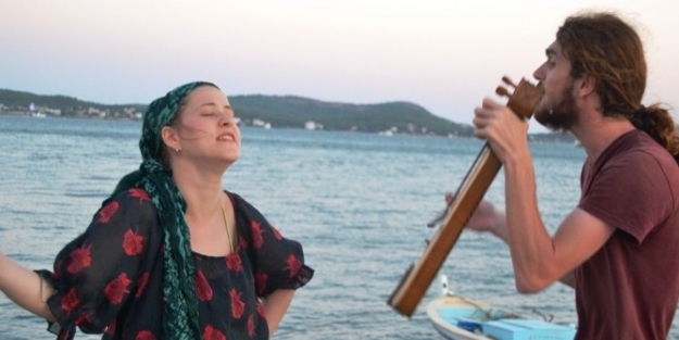 Kemençeyle Hem Tatil Yapıyorlar Hem Para Kazanıyorlar