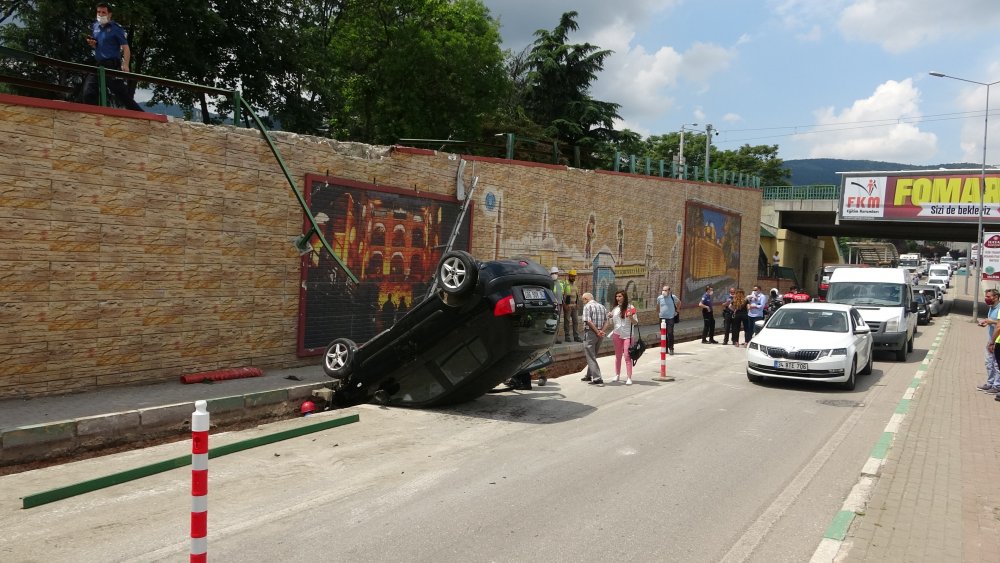 Bursa'da virajı alamadı, köprülü kavşaktan uçtu