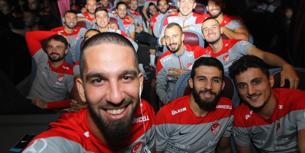 Arda Turan'dan Milli selfie