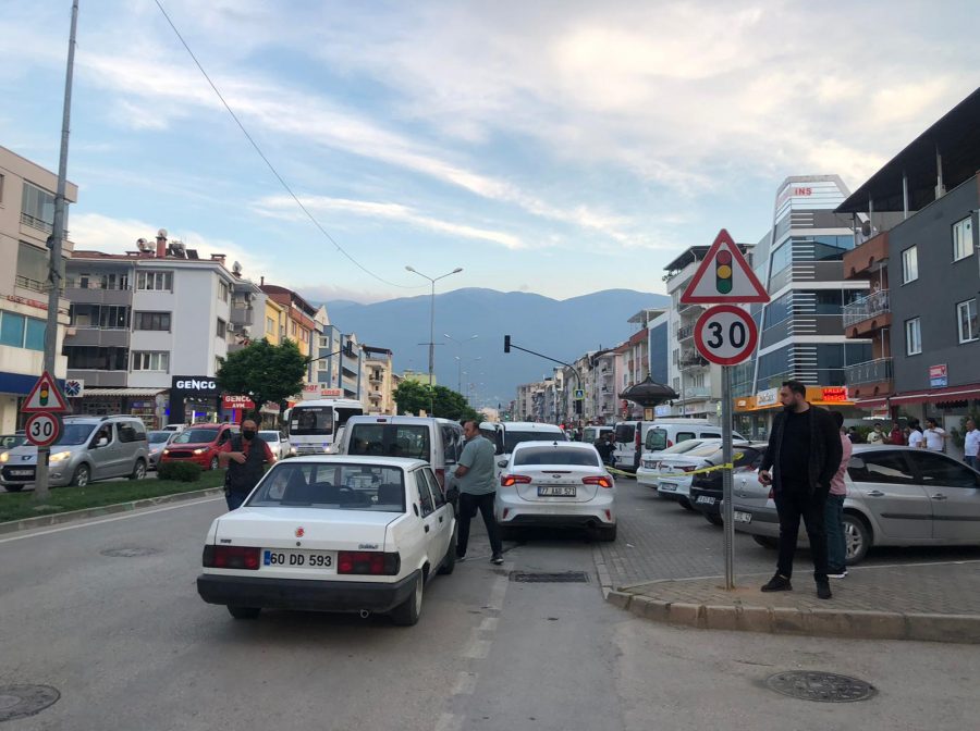 Bursa'da alacaklı oldukları kişiyi kaçıramayınca otomobilini gasbettiler