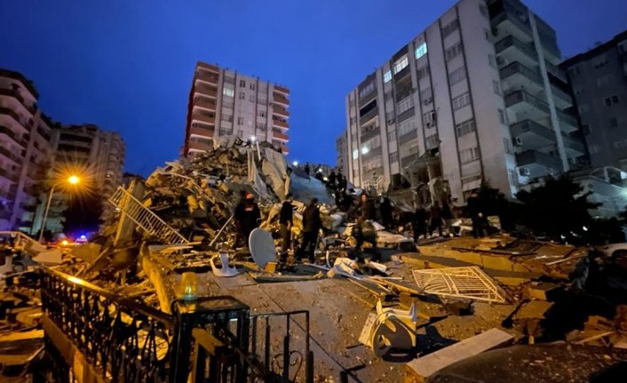 Enkazdan çıktı gözyaşlarına boğuldu! 'Çocuklarımı kurtarın'