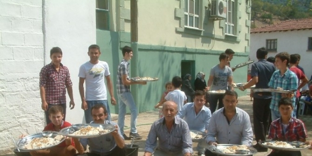 Bol Suya Kavuşan Köyde 700 Kişiye Yemek Verildi
