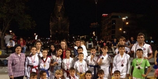 Burhaniyeli Tekvandocular Zafer Kupasına Katıldı