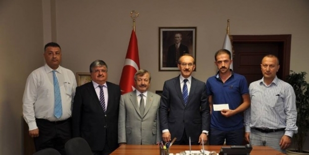 Uşak Valiliğinden Futbola Maddi Destek