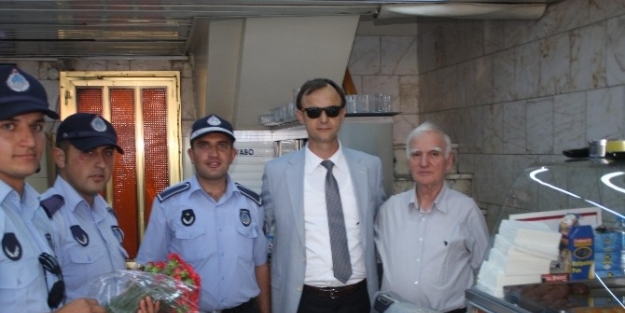 Edirne Zabıtası, Esnafa Çiçek Dağıttı