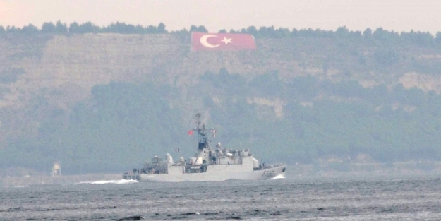 Savaş gemileri Boğaz’dan geçti