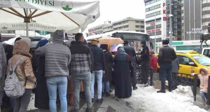 Bursa'da depremde yaralananlara kan vermek isteyenler Kızılay'a koştu