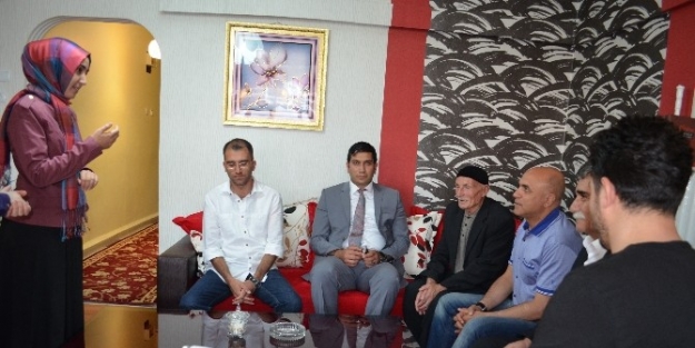 Bu Kafeye Erkek Sinek Bile Giremiyor
