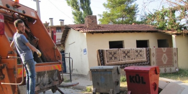 Kalorifer Ve Soba Külleri Kül Konteynerlerine Dökülecek