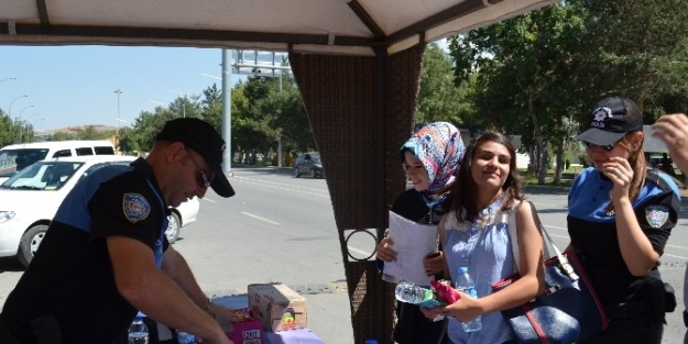 Üniversiteyi Yeni Kazanan Öğrencileri Polisler Karşılıyor