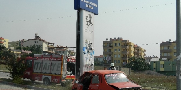 Reklam Panosuna Çarpan Otomobil Sürücüsü Ağır Yaralandı