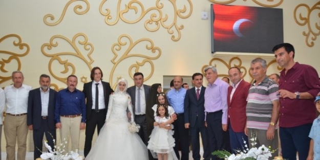Başkan Üzülmez Kartepeli Gençlerin Nikah Şahidi Oldu