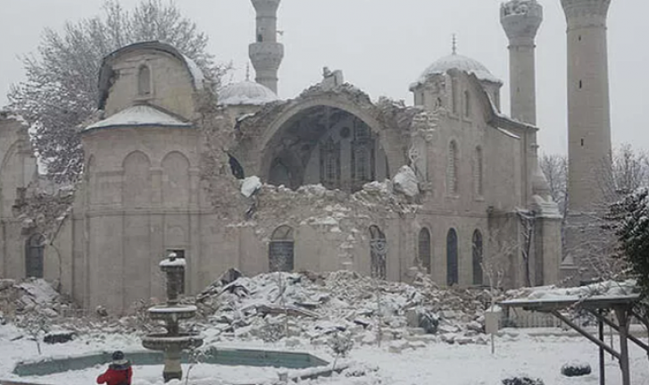 Tarihi cami depremde yıkıldı