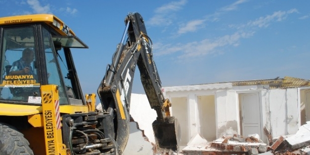 Mudanya Belediyesi Ruhsatsız Plajları Yıktı