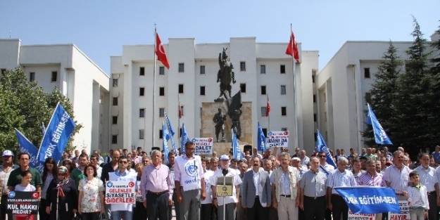 Eğitimciler Ampül Kırarak Okul Müdürü Atamalarını Protesto Etti