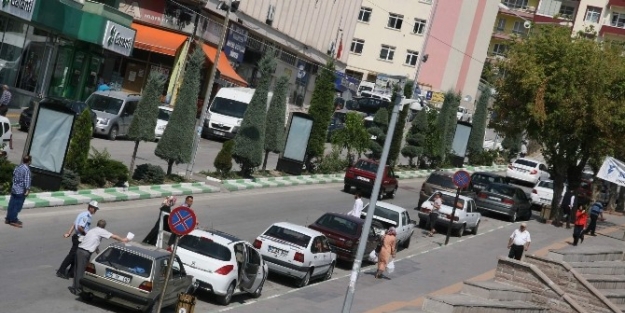 Yozgat’ta Sürücüler Saat Kulesi Valilik Arasında Park Yasağının Kaldırılmasını İstiyor