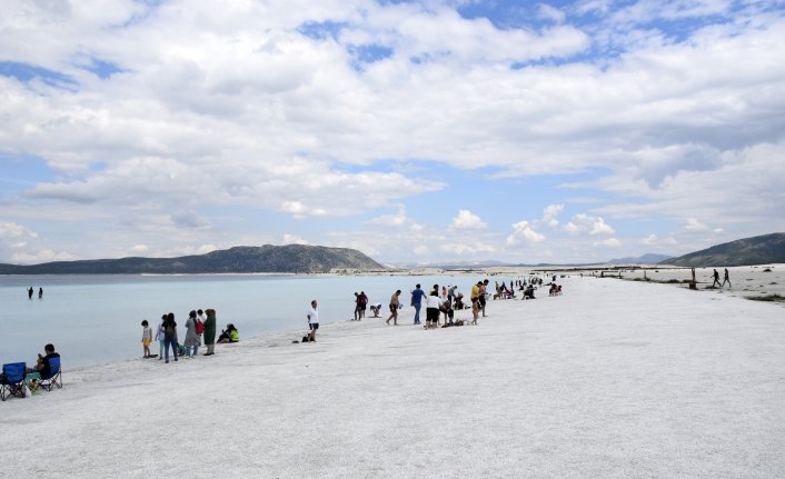 Salda Gölü'ne ziyaretçi akını