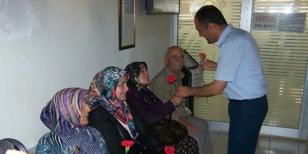 Başkan Ve Zabıta Karanfil Dağıttı