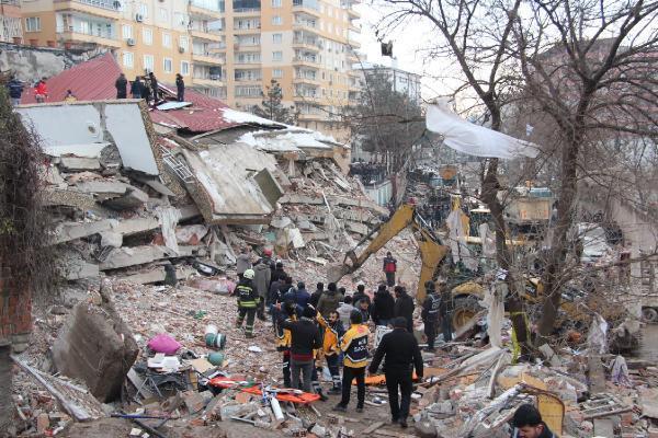 Devlet Hastanesi'nin yoğun bakım binasında can pazarı