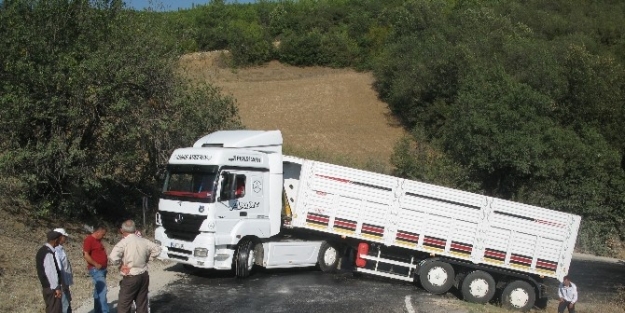 Yokuşta Kalan Tır, Yolu Trafiğe Kapattı