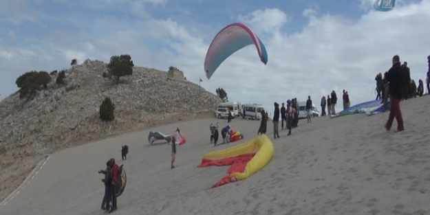 Paraşüt tutkunu kayalıklara çakıldı!