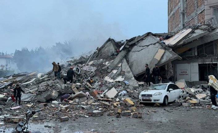 Depremde ağır bilanço! 284 kişi hayatını kaybetti, 2 bin 323 kişi yaralandı...