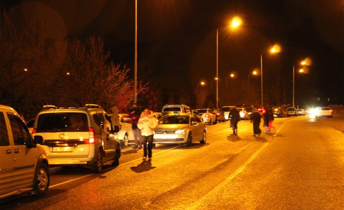 Siirt'te hissedilen şiddetli deprem vatandaşı sokaklara döktü