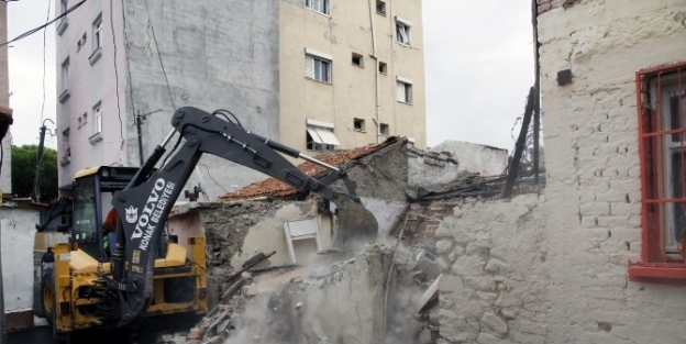 Konak’ta Tehlike Saçan Metruk Binalar Yıkılıyor