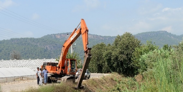 Kumluca’da Kanal Temizliği Başladı