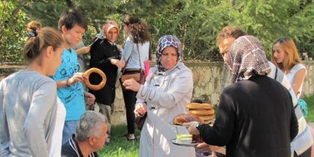 Myo Öğrencilerine Çay Ve Simit İkrami