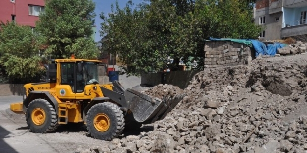 Harabe Evlerin Hafriyat Temizleme Çalişmasi Başladı