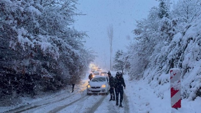 İznik'te kar yağışı hayatı felç etti! 250 araç yolda kaldı