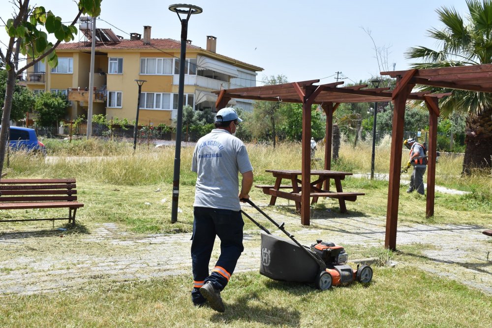 Gemlik kumsalları temizlenerek sezona hazırlanıyor